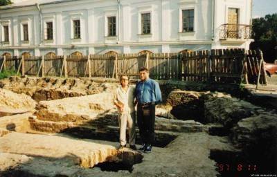 Михайло Кучинко та архітектор Анатолій Жига на ділянці розкопу. 1997 р. Фото з архіву М.Кучинка.